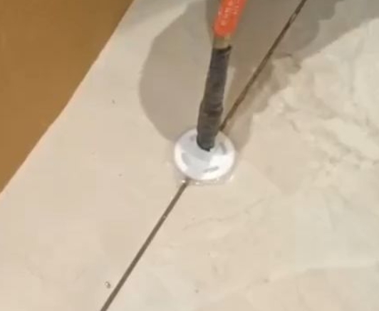 毕节市瓷砖空鼓维修公司专业解答瓷砖在铺贴过程中，如果没有涂抹均匀到位的粘结材料（如水泥砂浆或瓷砖胶），可能会导致以下问题