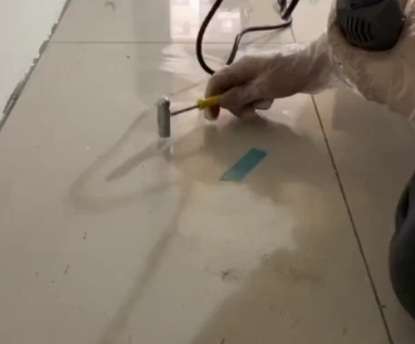 毕节市瓷砖开裂维修公司专业分享瓷砖在铺贴前如果没有沥干水分，将会导致以下问题